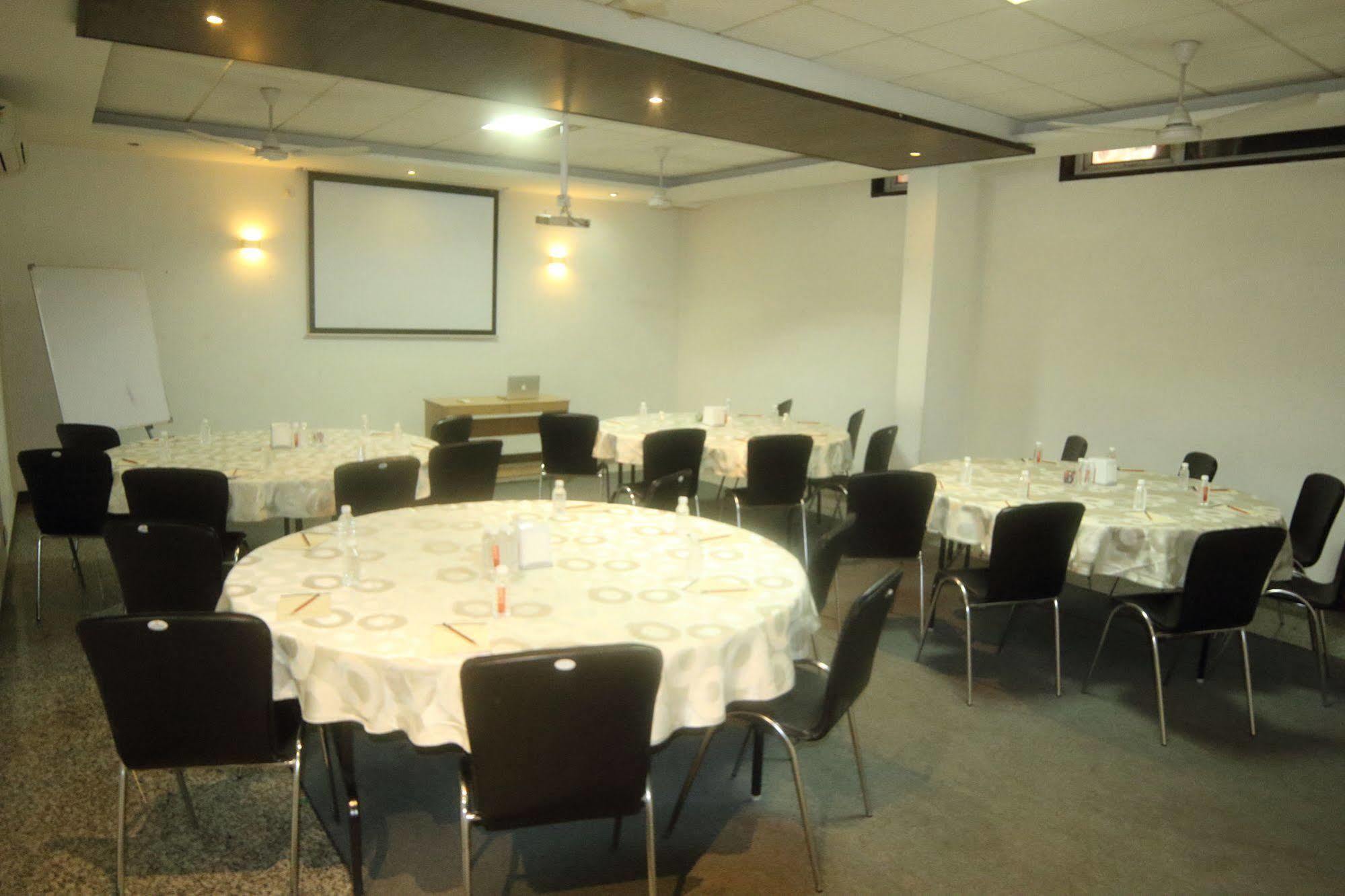 Stately Suites Mg Road Gurgaon Bagian luar foto